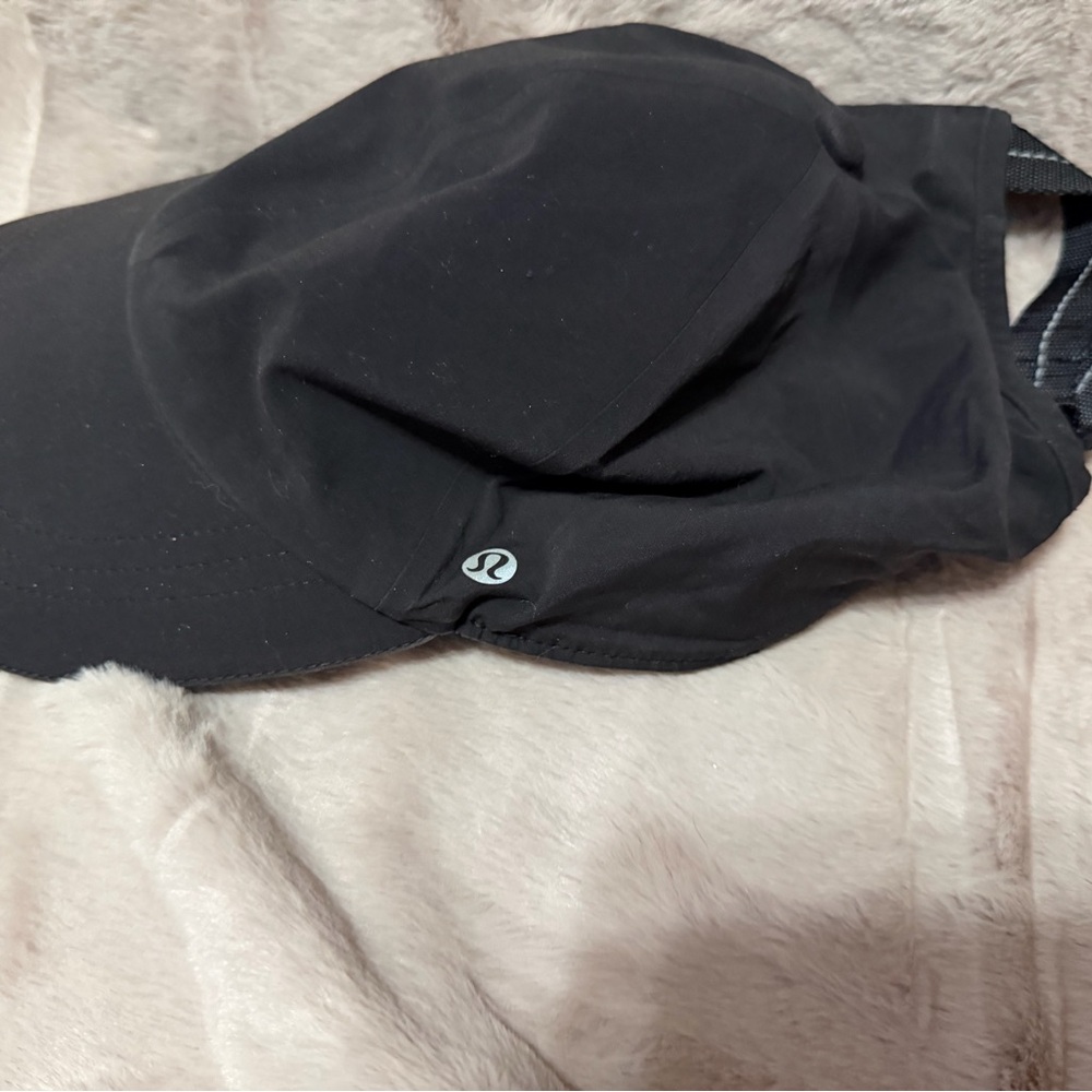 Lululemon Black Athletic Cap - pre-loved